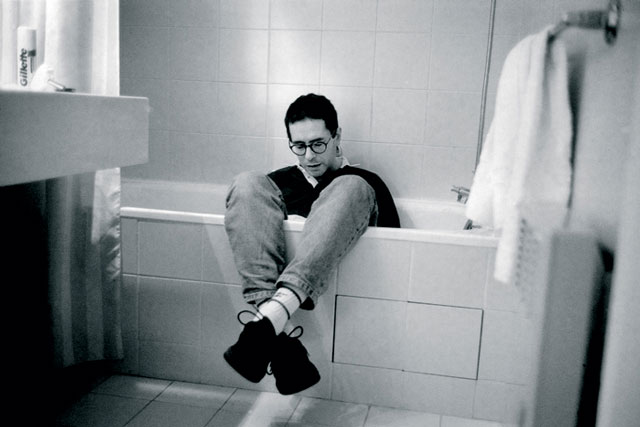 César Aira in a bathtub