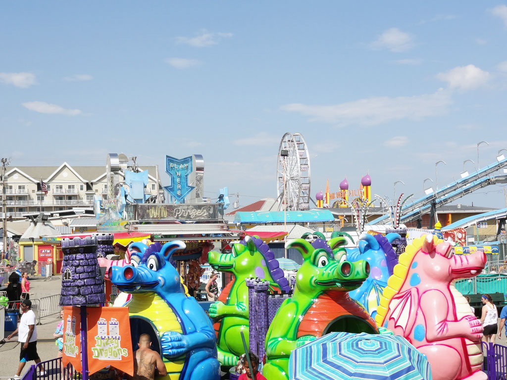 Theme park ride called "Dizzy Dragons"